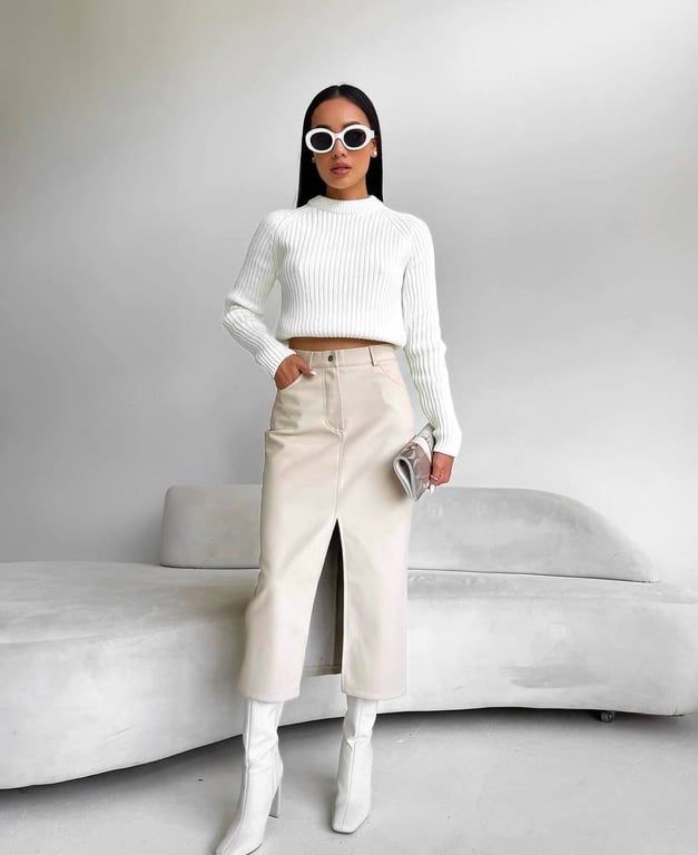 Шкіряна спідниця у поєднанні зі светром має елегантний вигляд