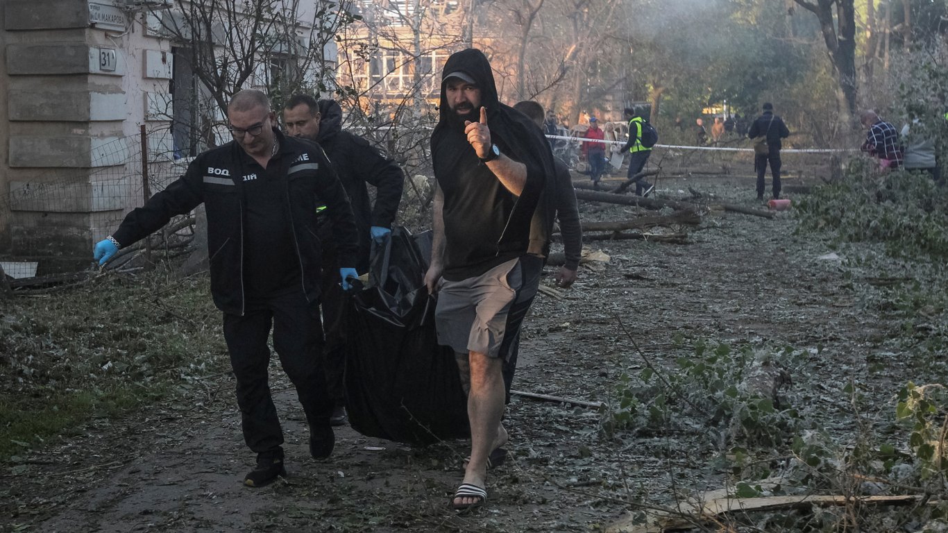 Російська ракета вбила 16 людей у Дніпрі: місто у жалобі