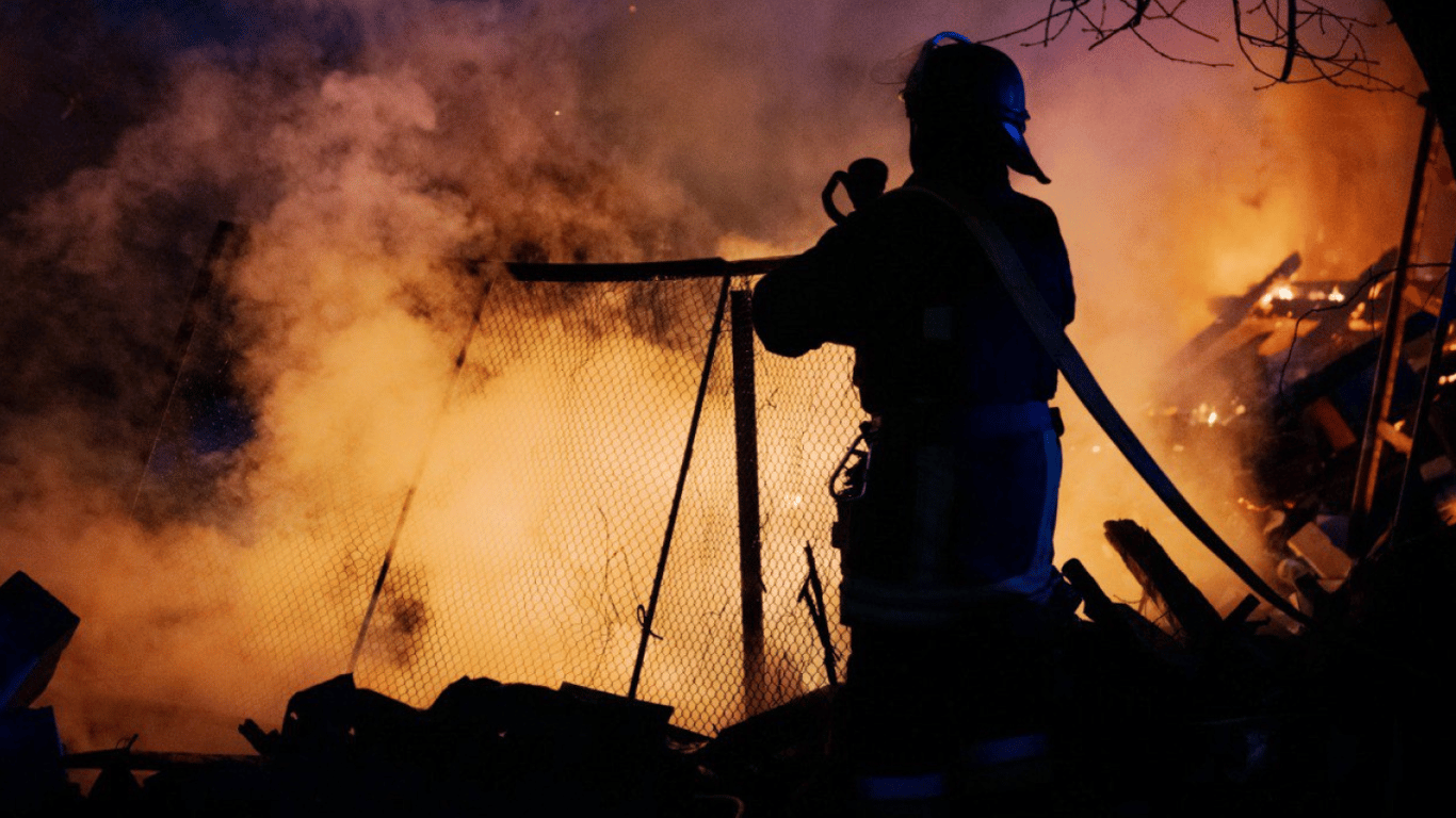 Упали обломки: во Львовской ОВА уточнили последствия атаки России