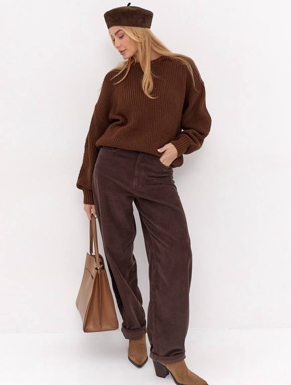 Карамельні вельветові штани в простому образі