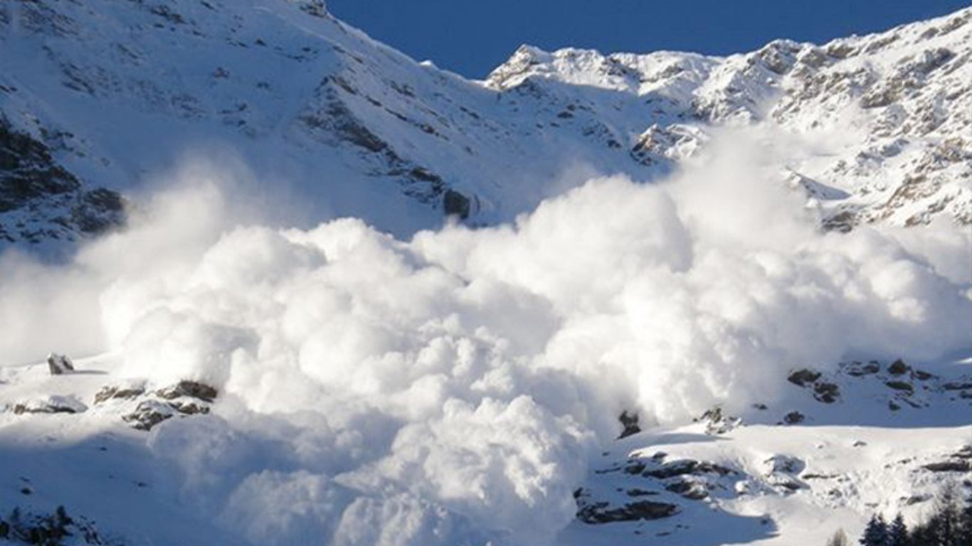 ДСНС попереджає про сніголавинну небезпеку в західних областях
