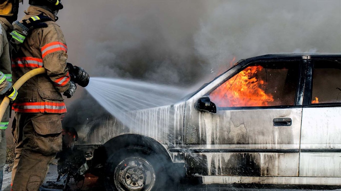 Як уникнути пожежі в автомобілі — причини загоряння, що робити водію