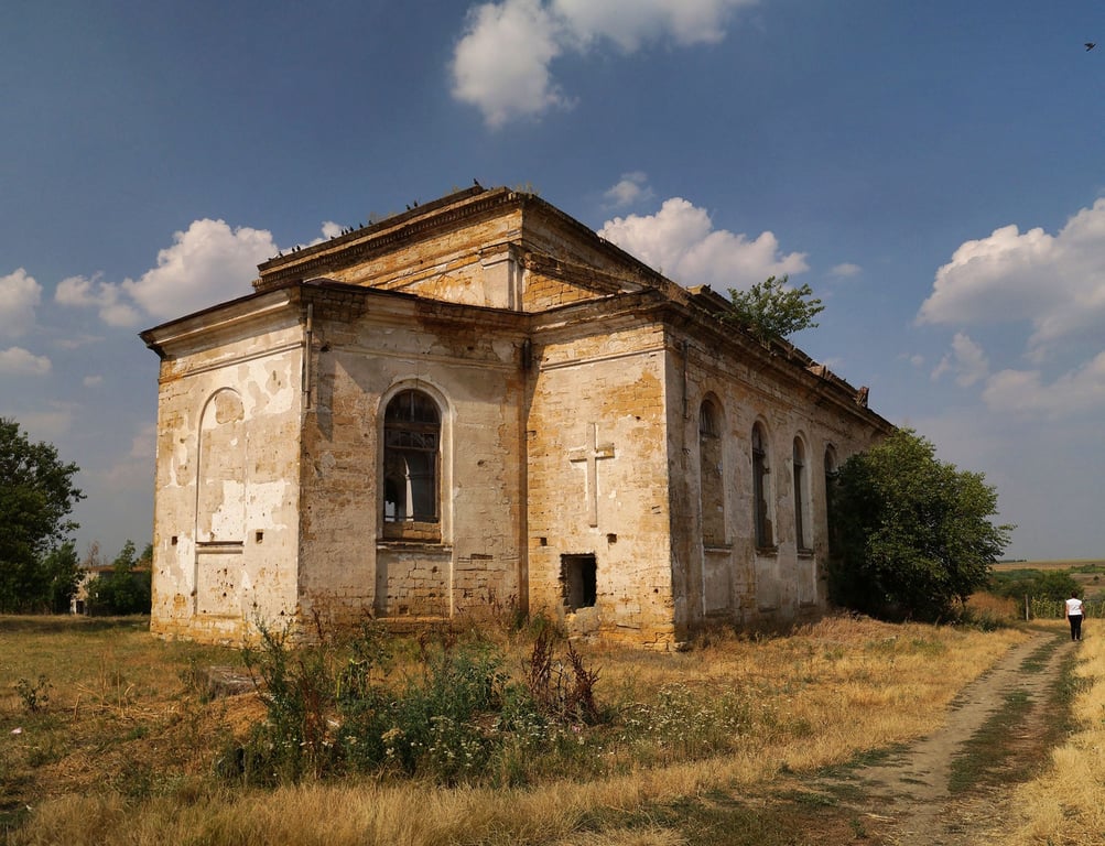 Залишки вежі костелу в Кам’янці, пошкодженої часом і природними умовами.