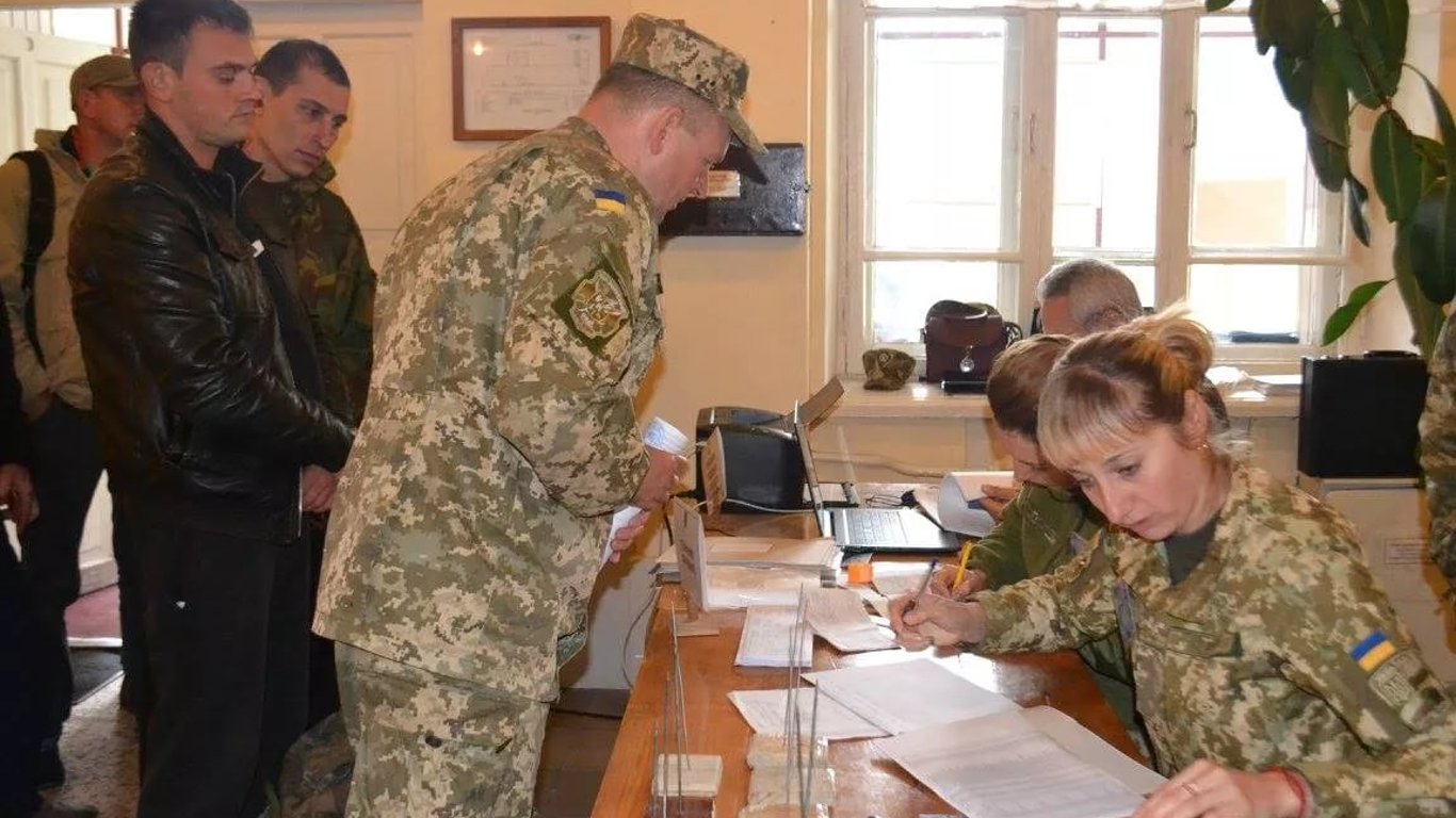 Встати на електронну чергу до ТЦК дуже просто, проте щоб прийти на прийом треба зважати на важливі нюанси