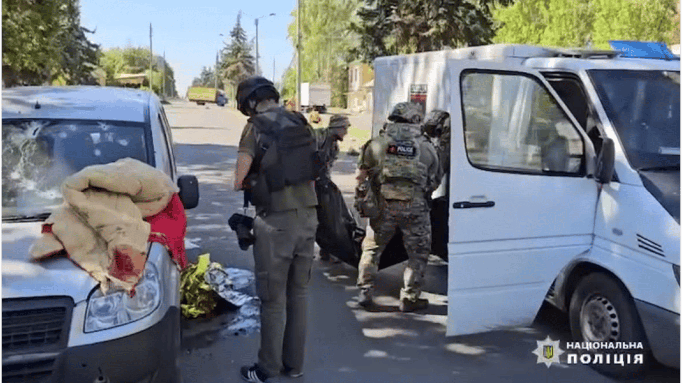 Парамедики поліції Донецької області рятують постраждалих після атак на Костянтинівку та Катеринівку