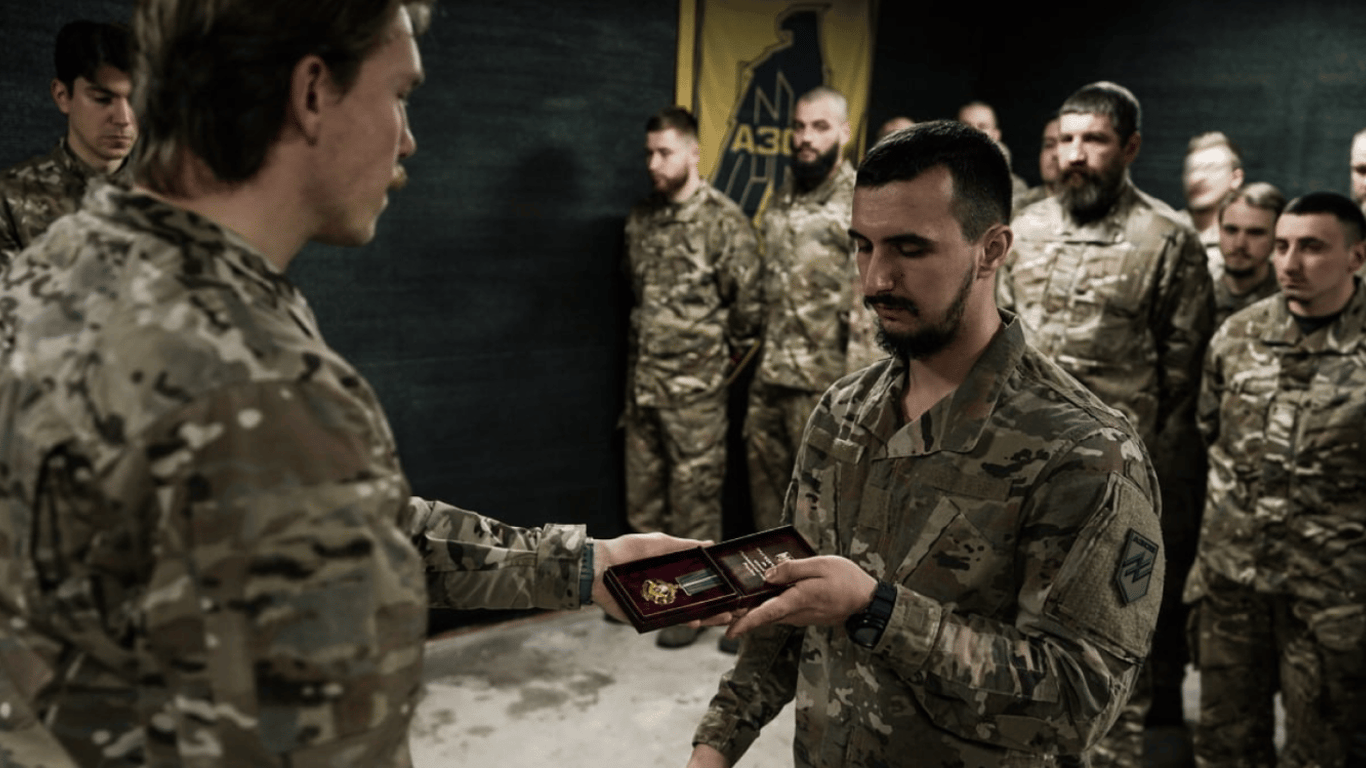 Командир полку "Азов" Денис Прокопенко вручив бійцям відомчі нагороди Нацгвардії