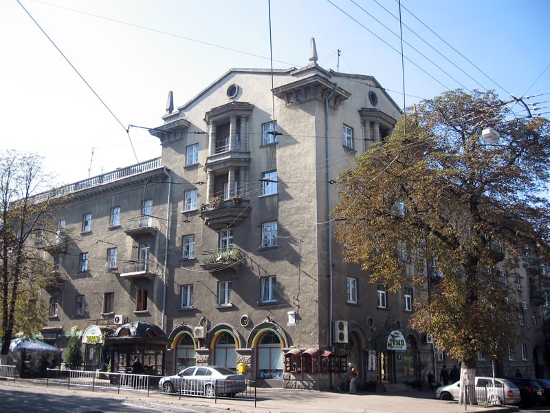 Сталинки и хрущевки — чем отличается старый жилой фонд - фото 1