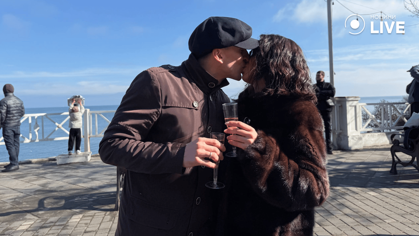 Люди п'ють шапманське біля моря