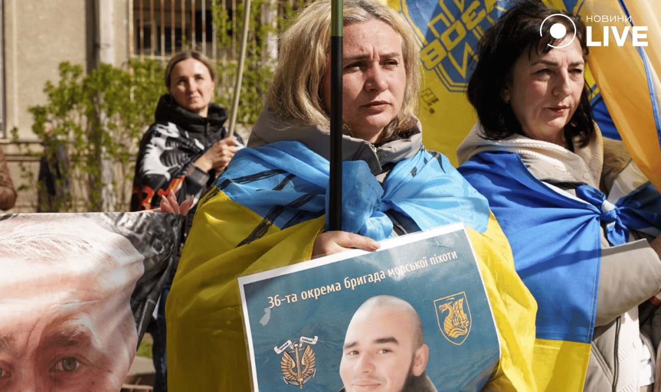 Плакати на підтримку захисників на акції у Києві