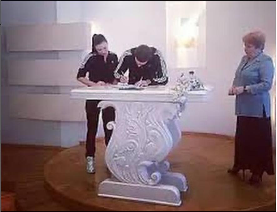 10 років разом: Приходько розповіла, чому не покаже свої фото з власного весілля - фото 1