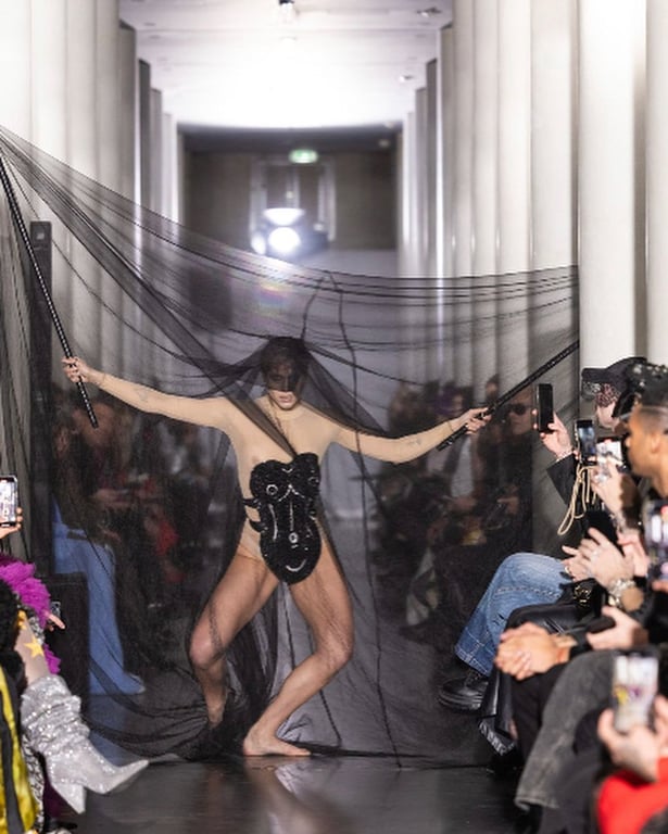 Показ On Aura Tout Vu Couture ILLUSIONS Spring/Summer 2024. Фото: instagram.com/onauratoutvu/