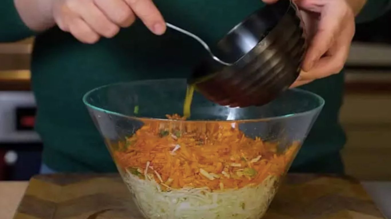 простий рецепт вітамінного салату з капустою