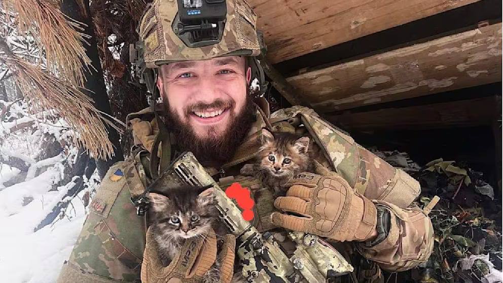 Український захисник із двома котиками