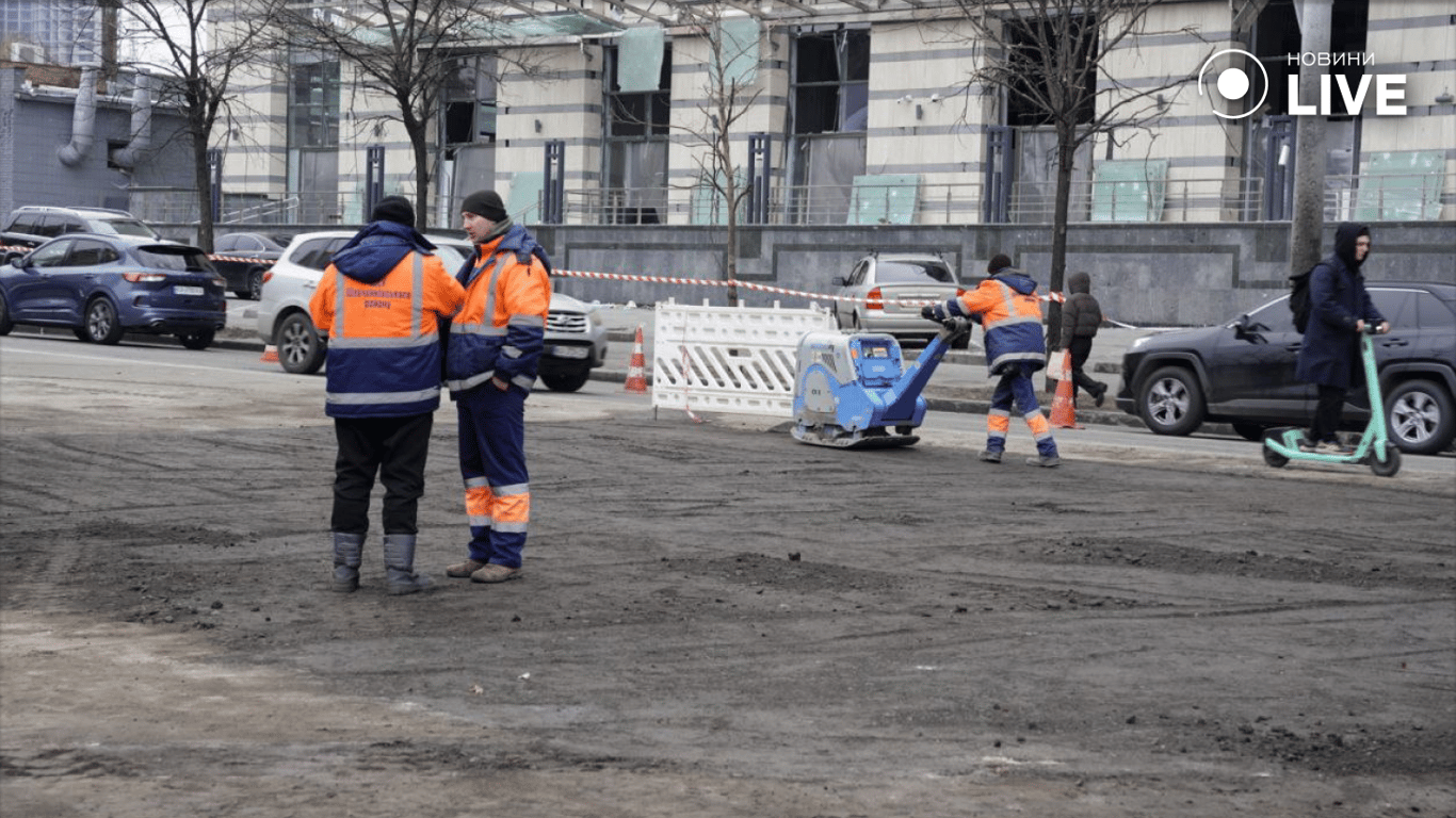 Комунальники прибирають наслідки обстрілу у Києві