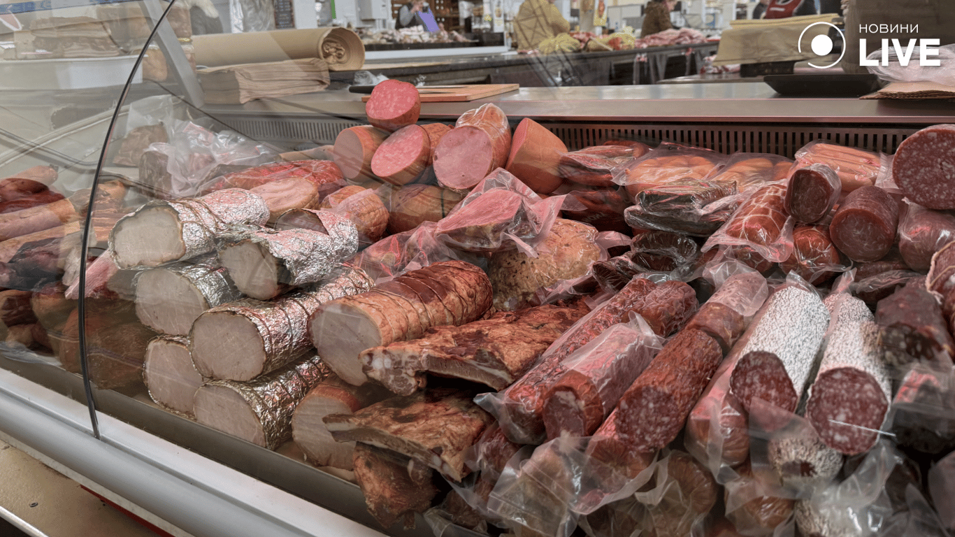 Копченості на базарі