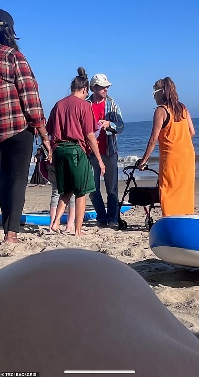 "Кена" Райана Ґослінга підловили з дружиною на пляжі - фото 1