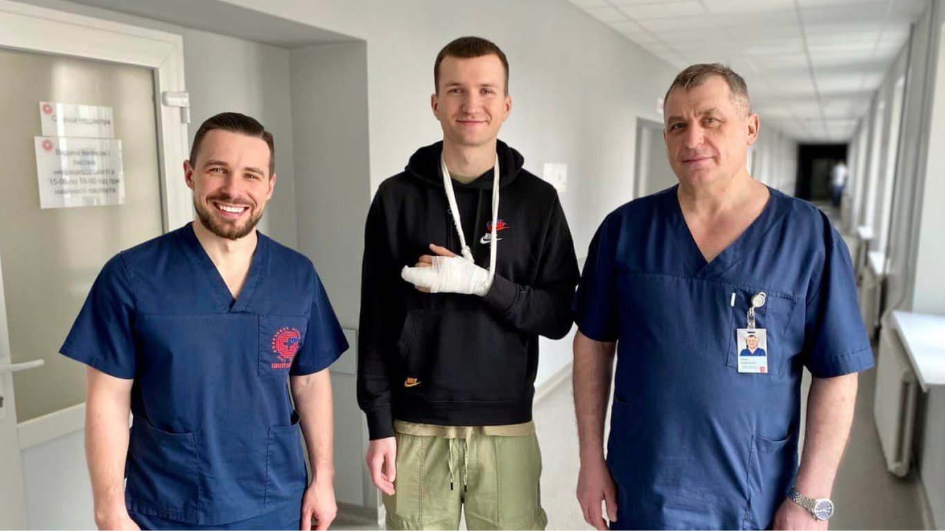 Во Львове хирурги сформировали палец пациенту из его ребра