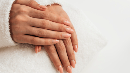 Цвета маникюра, которые делают руки визуально моложе - 285x160