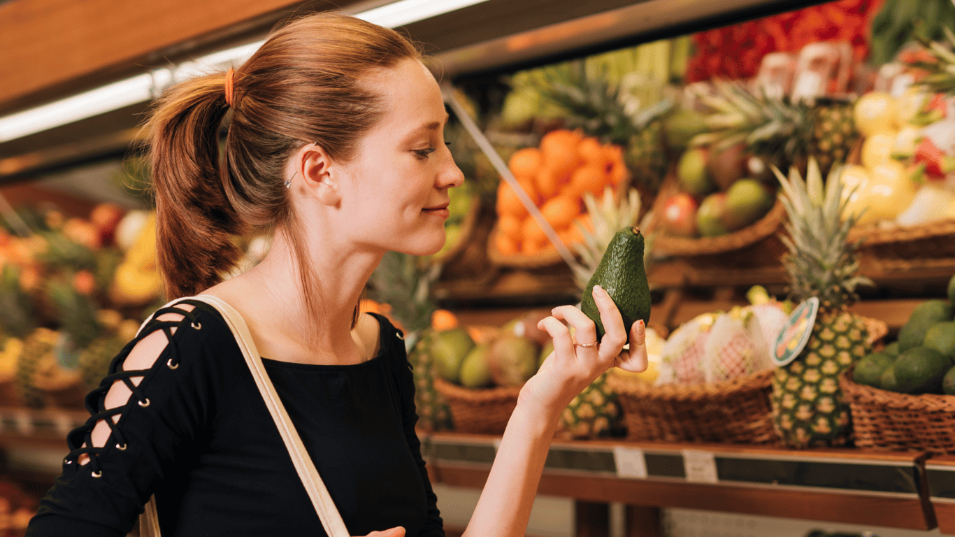 Дівчина здійснює покупки