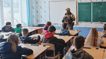 Російські загарбники шукають "ветеранів СВО" для зомбування школярів на ТОТ - 285x160