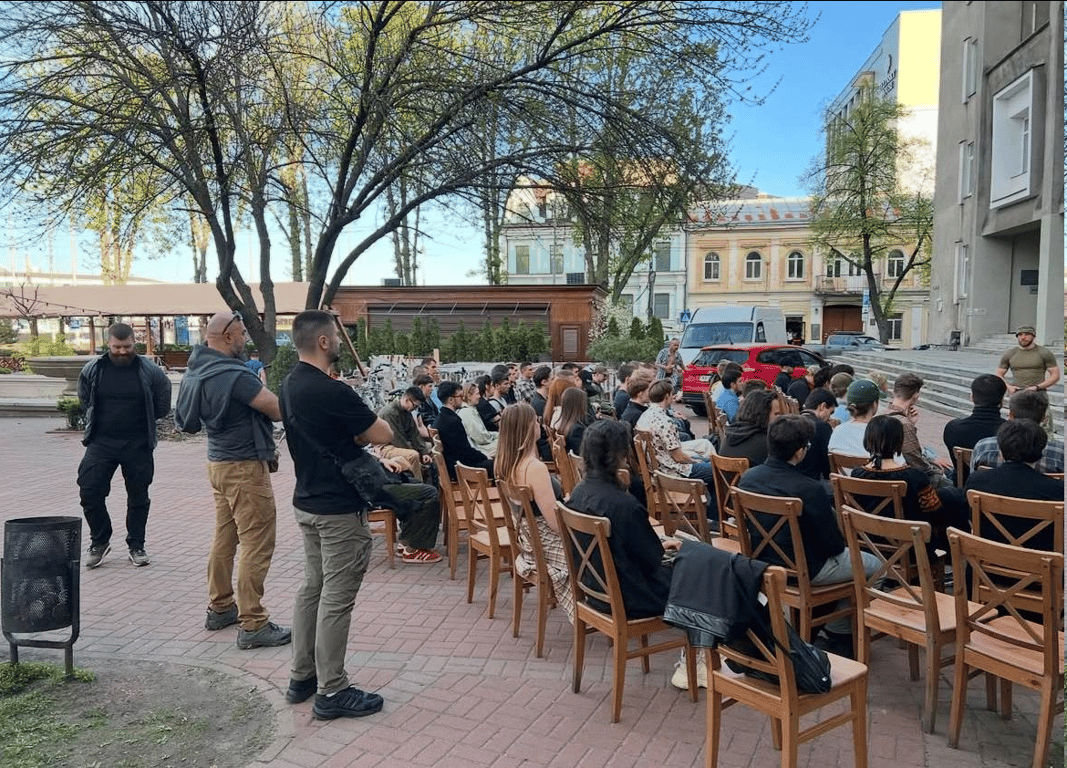 Євген Врядник зі студентами