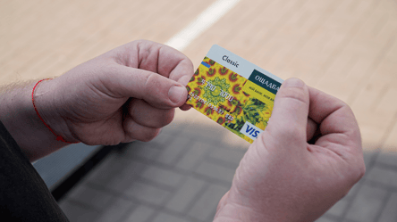 Переводы от детей и родственников: могут ли пенсионеру заблокировать карту - 290x166