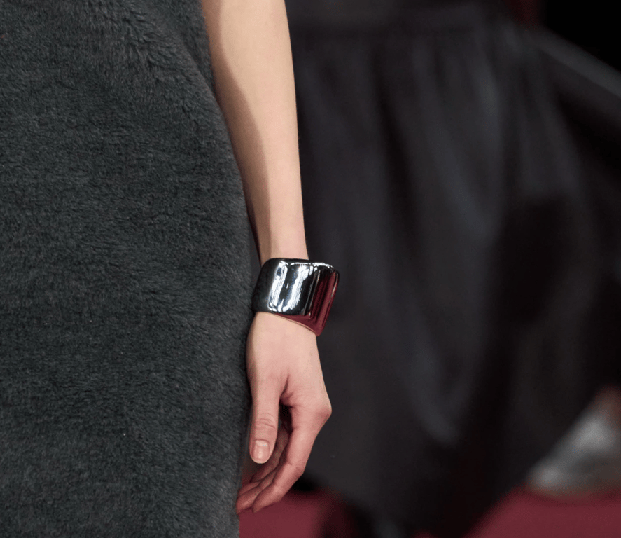 Металлические изгибы в украшениях имеют достаточно оригинальный вид