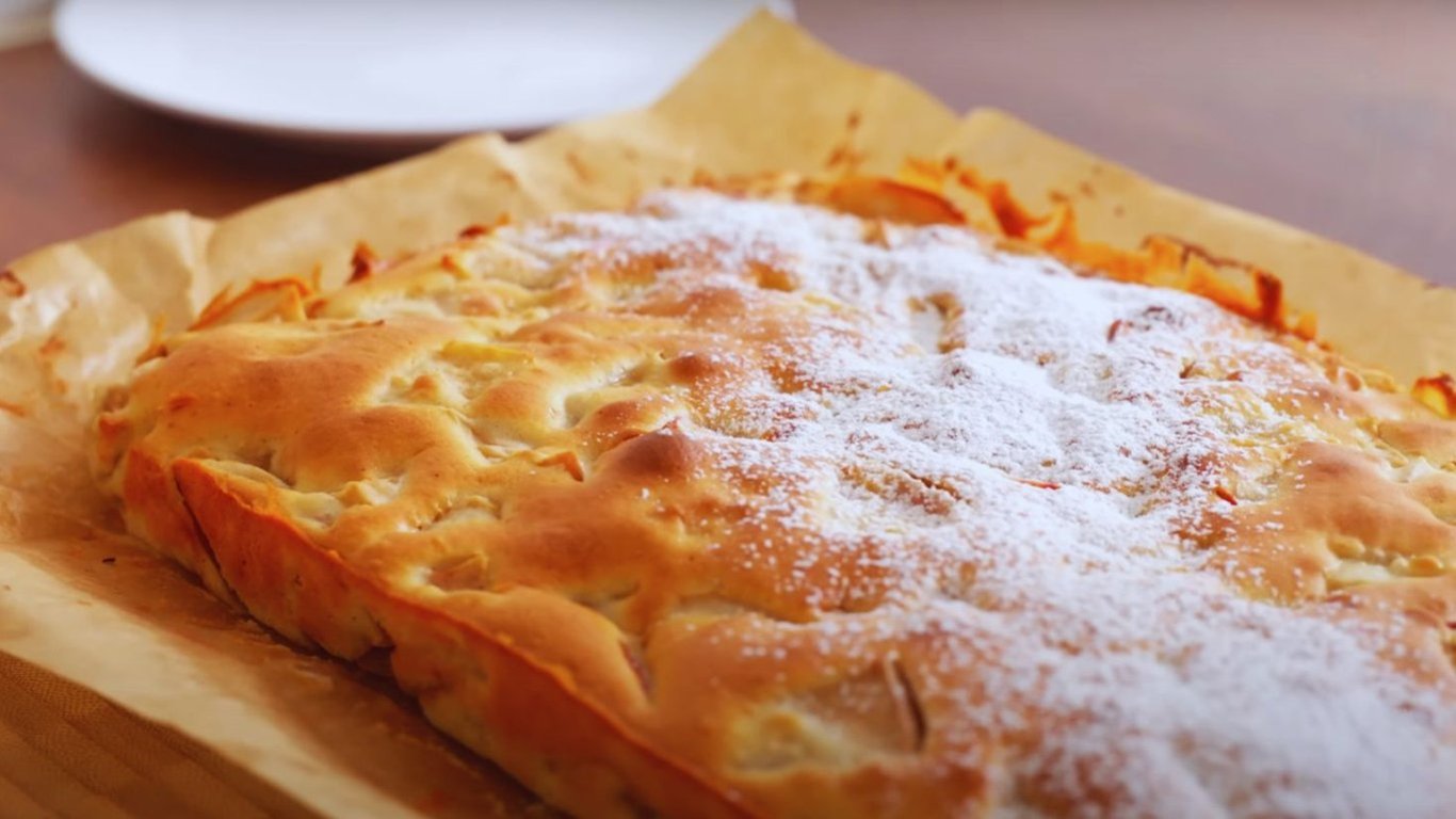 Этот вкусный и простой пирог с яблоками готовится очень быстро — видео рецепт