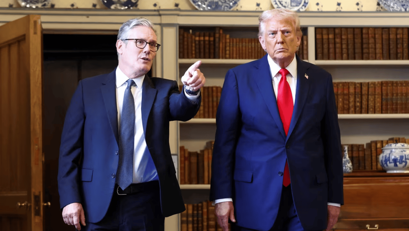 Трамп прибыл на встречу со Стармером в Великобритании — видео - фото 2