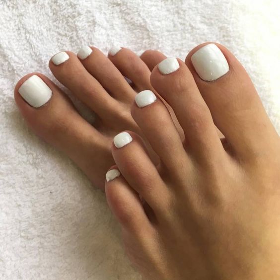 Светлый педикюр на ногах.