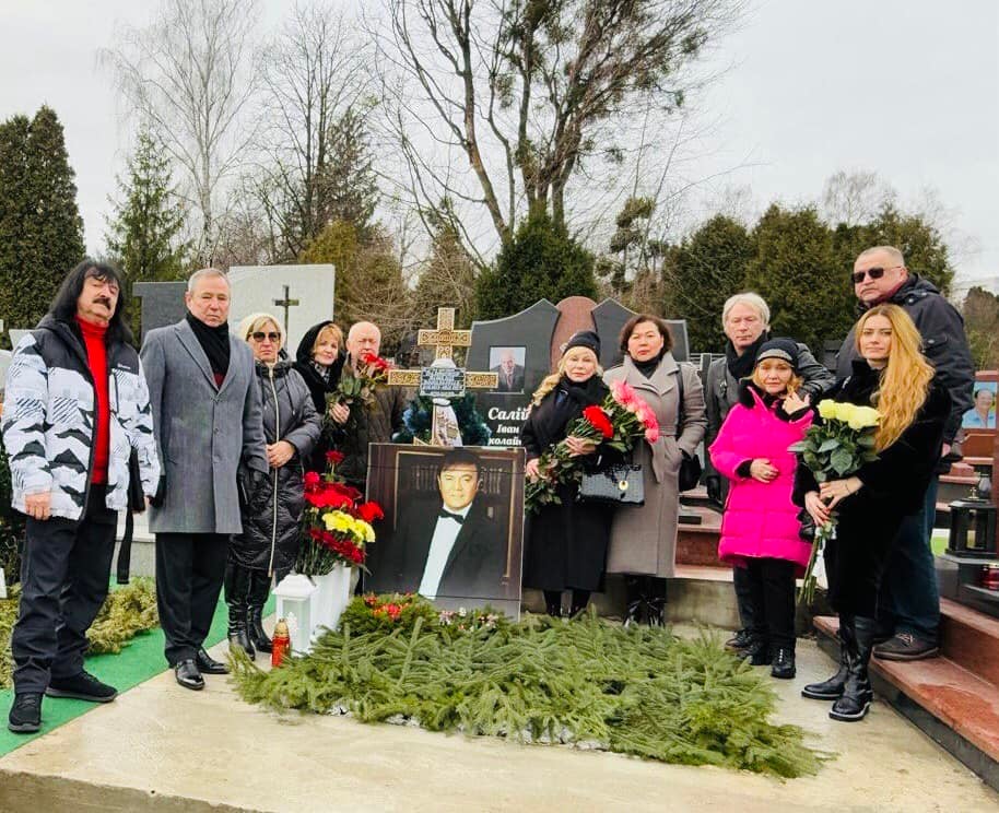 Родина та друзі Віталія Білоножка на могилі артиста