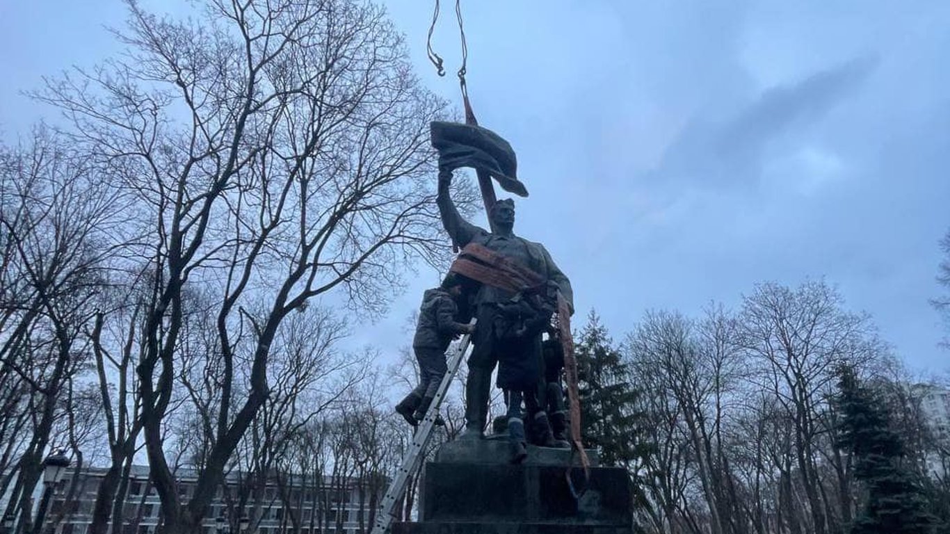 Поблизу Верховної Ради демонтували радянський пам’ятник