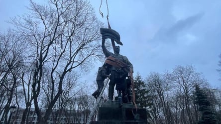 Возле Верховной Рады демонтировали советский памятник - 285x160