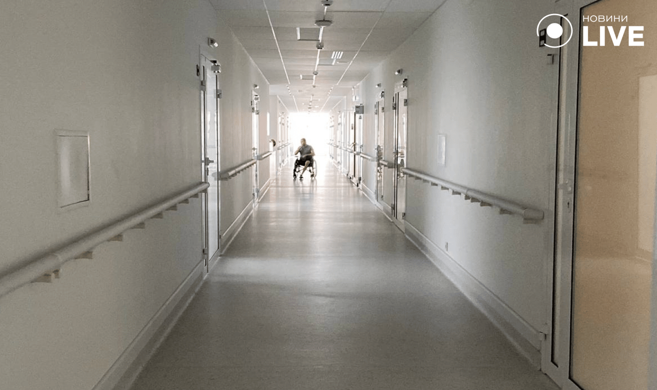 Коридори поліклініки з новим дизайном та зручним простором