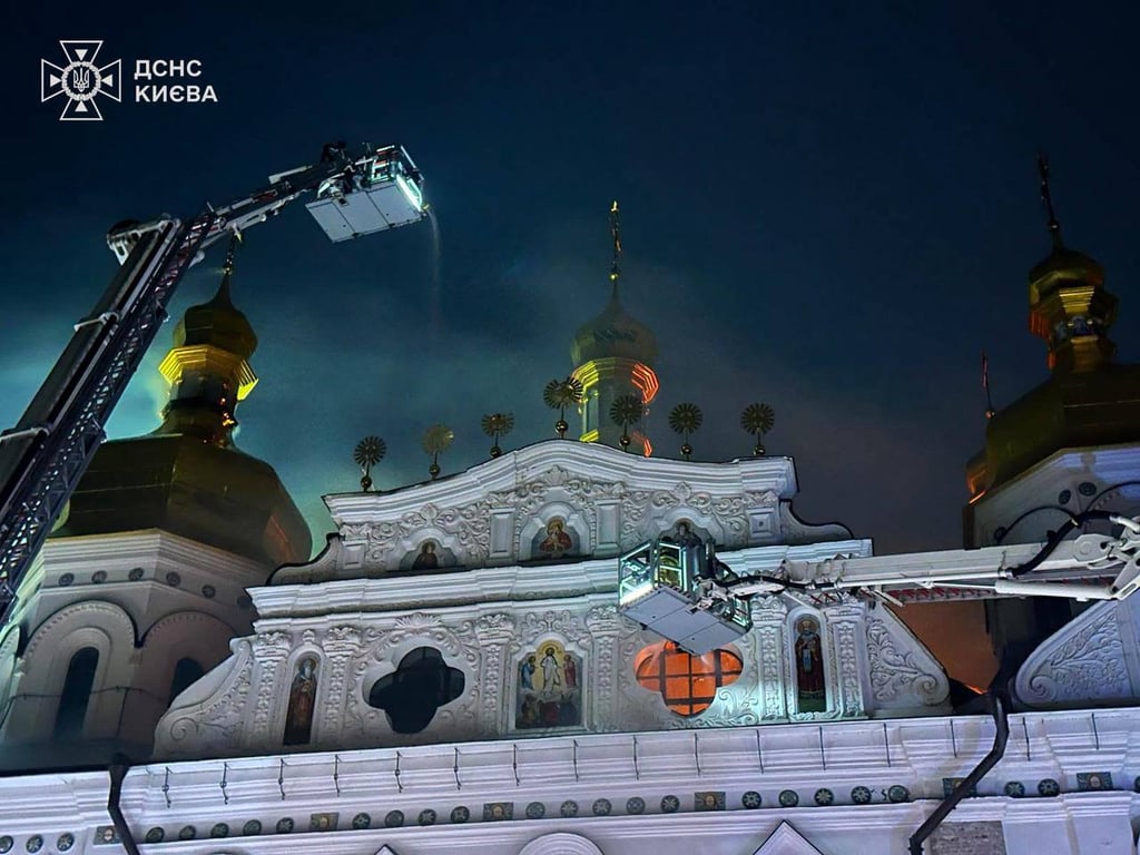 Пожежники ДСНС гасять вогонь на даху Успенського собору внаслідок російського удару в ніч проти 15 червня