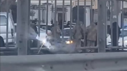 Чоловік "забарикадувався" у власному авто — в Одесі розгорівся черговий скандал з ТЦК - 285x160