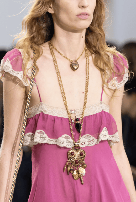 Цю підвіску потрібно вміти правильно поєднувати