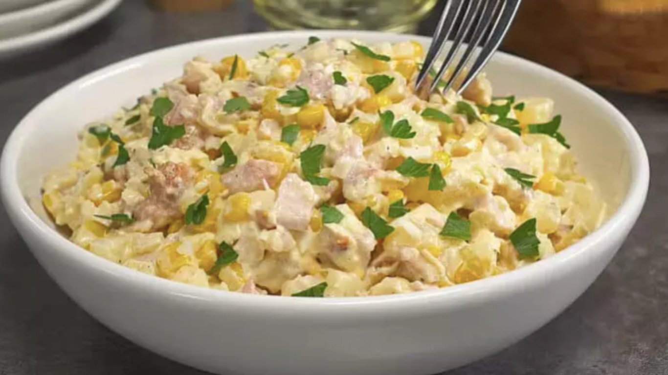 салат з копченою куркою, ананасами та яйцями