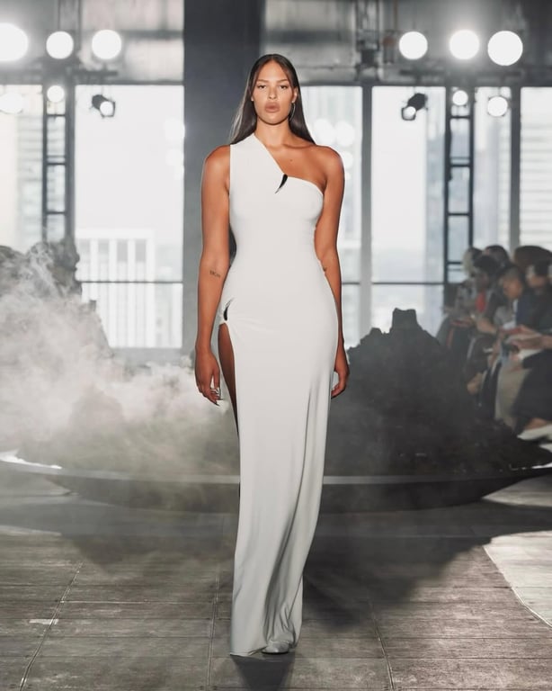 Лиз Кембидж позирует