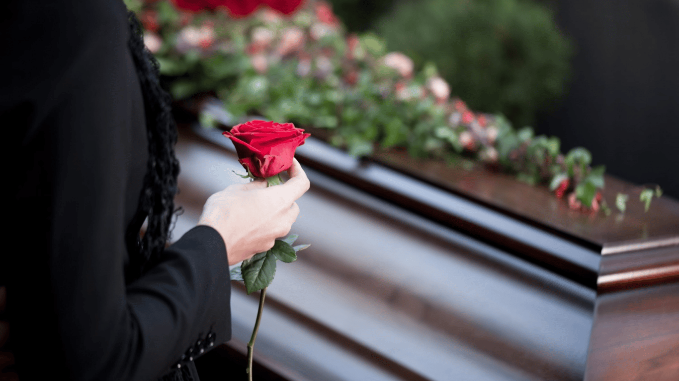 Померла жінка з Еквадору, яку нещодавно ледь не поховали живцем