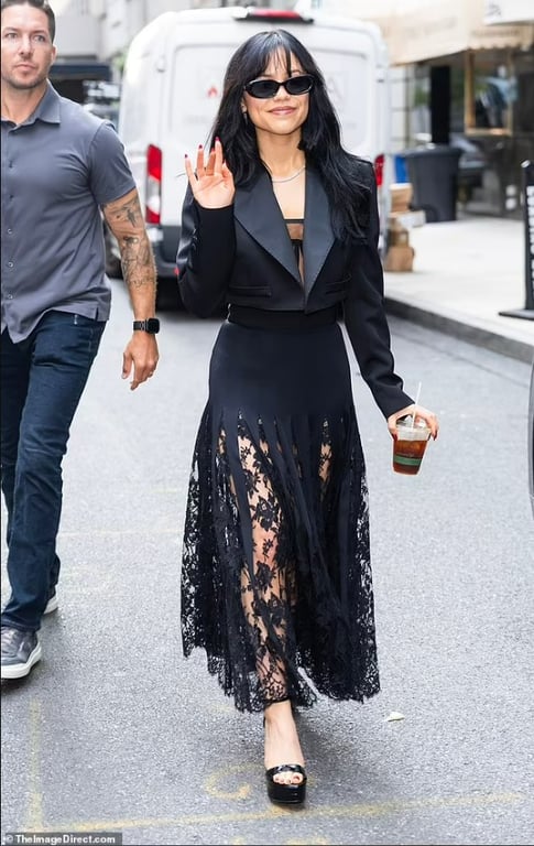 Дженна Ортега прогулялася Нью-Йорком у готичному образі  напередодні прем'єри "Бітлджуса 2" - фото 1