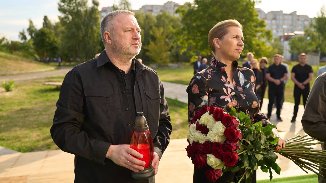 Премьер-министр Дании посетила Бучу, где почтила память замученных россиянами людей