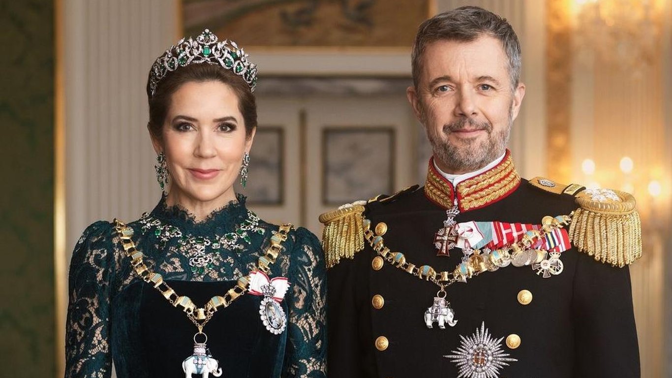 Фотошоп по-королевски - датские монархи попали в скандал с семейным портретом