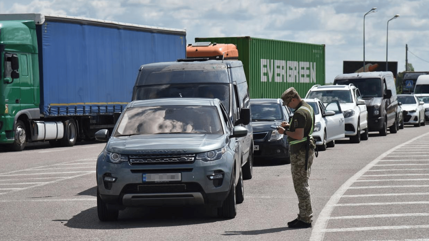 Десятки авто стоять в заторах до Польщі: черги на кордоні України