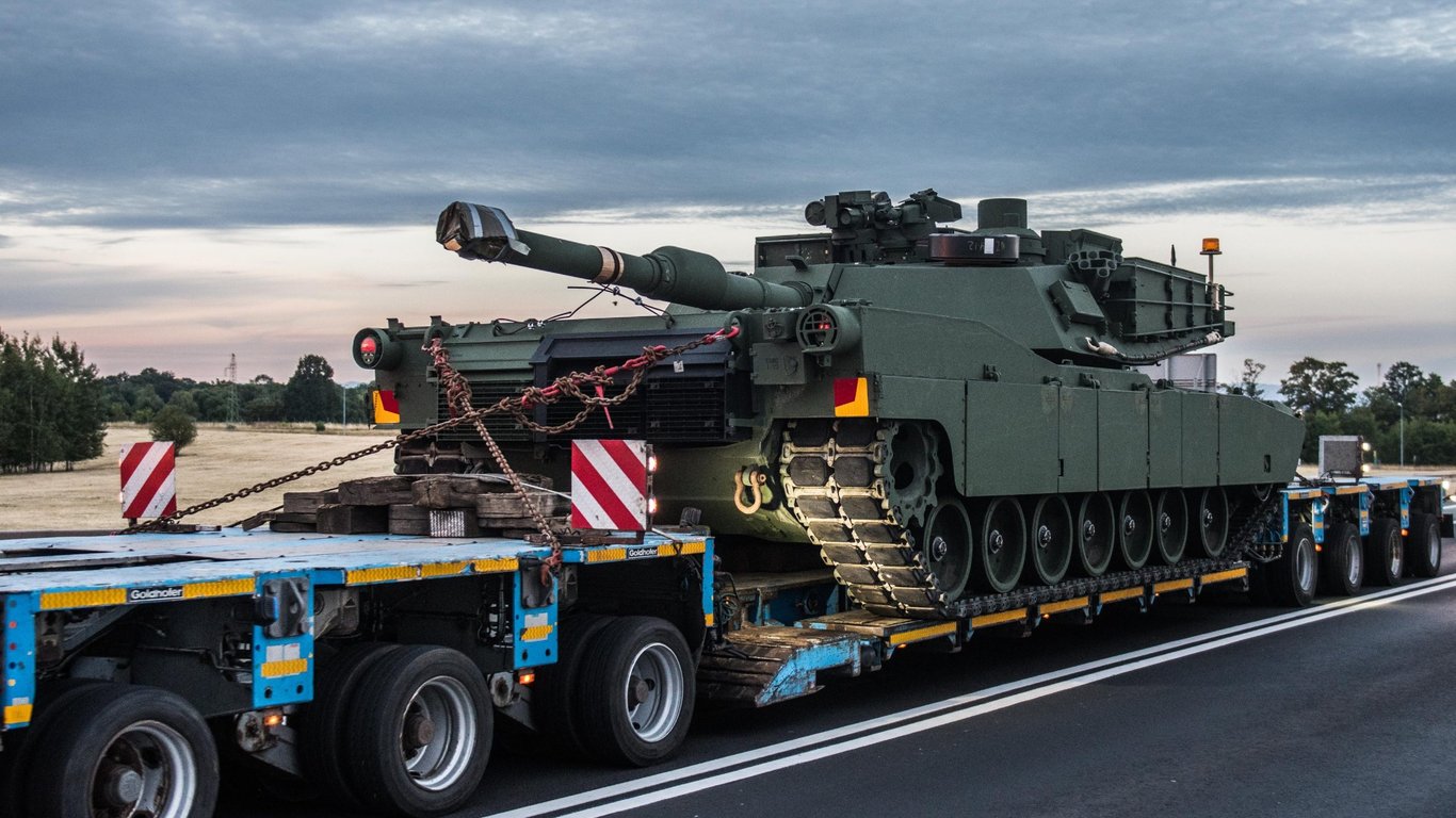 Прибули раніше обіцяного: Україна отримала першу партію танків Abrams