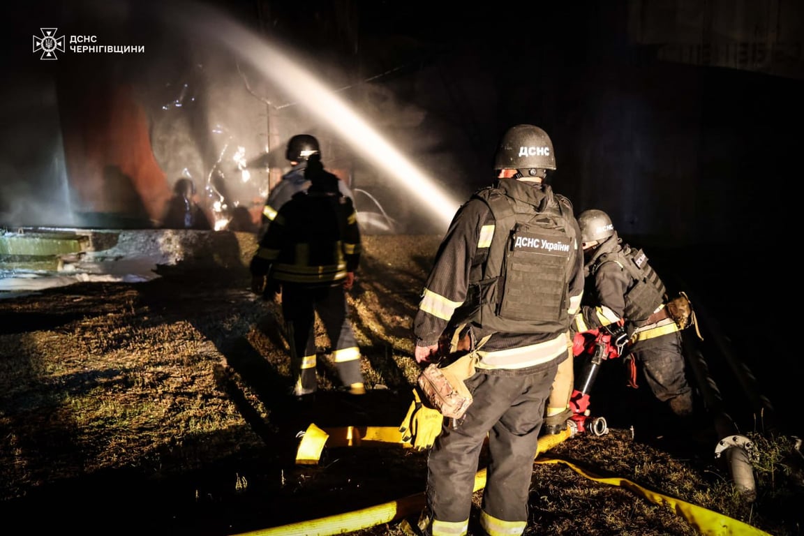 На Чернігівщині під час гасіння пожеж РФ вдарила по рятувальниках - фото 3