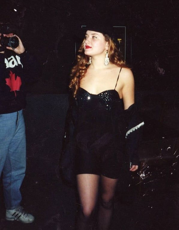 В ультракороткій сукні з червоною помадою — Могилевська показала себе у юності - фото 1