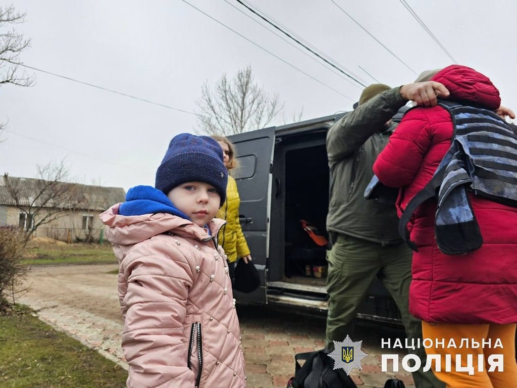 Эвакуация из-под обстрелов — НПУ вывезла семью из Константиновки - фото 1