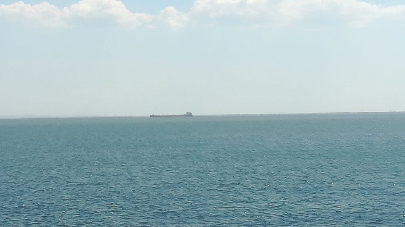 Партизаны заметили грузовые корабли РФ с военной техникой у Крымского моста