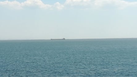 Партизани помітили вантажні кораблі РФ з військовою технікою біля Кримського моста - 285x160